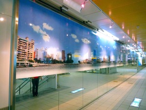 高雄市捷運市議會站彩繪玻璃牆面
